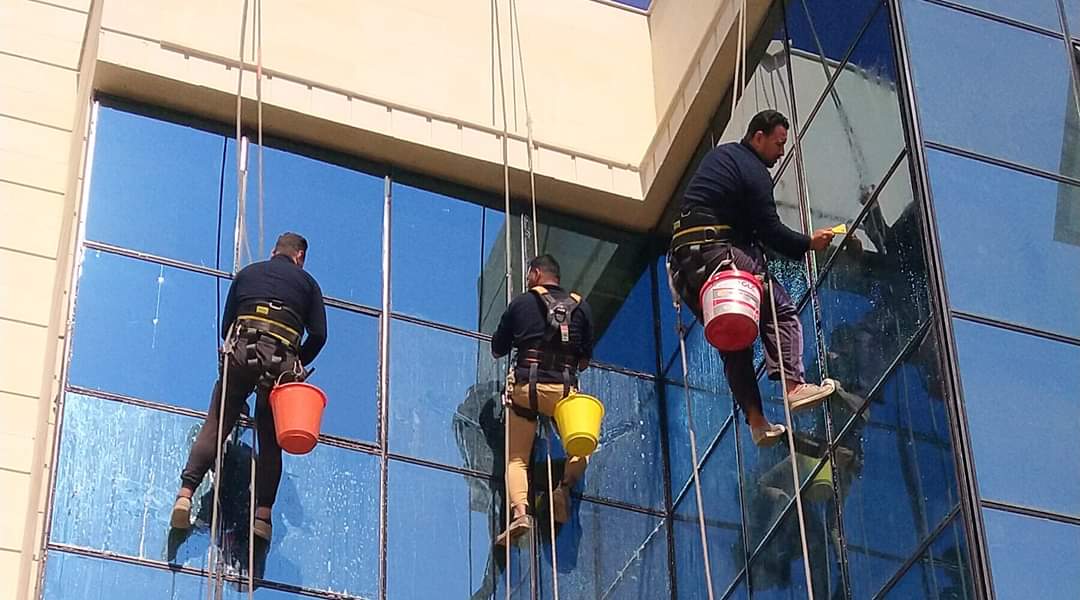 تنظيف واجهة زجاج · مبنى تجاري